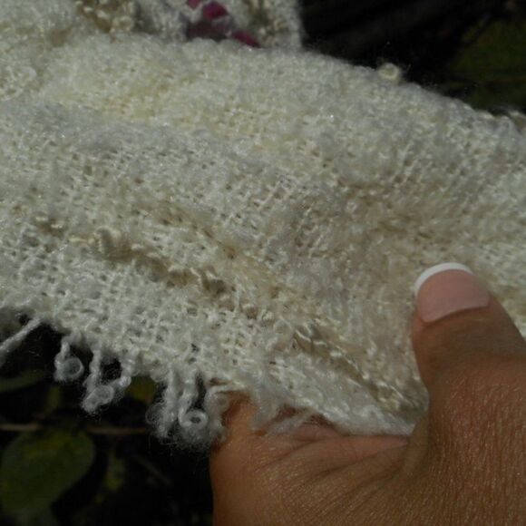 NWOT NOELLE Acrylic/Wool/Nylon Cream/Pink/Raspberry Scarf w/Fringe - Picture 6 of 11